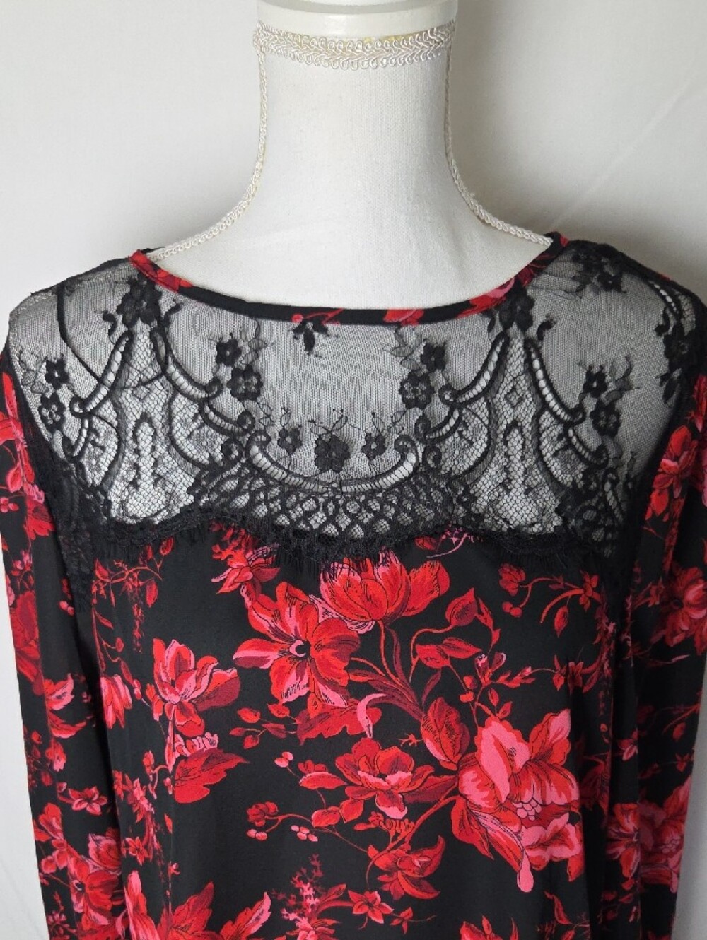 NWT Carmen Marc Valvo Women's Black Lace Blouse Red Floral Print Whimsigoth Lg - Picture 5 of 7